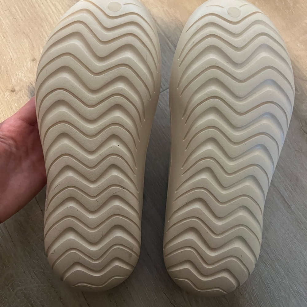 BRAND NEW Adidas Adicane Clogs - Picture 5 of 6